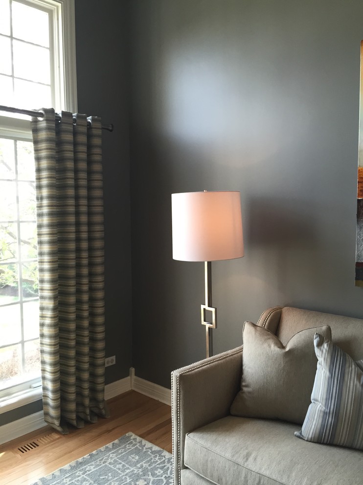 Стильный дизайн: большая открытая гостиная комната в классическом стиле с серыми стенами и светлым паркетным полом без телевизора - последний тренд