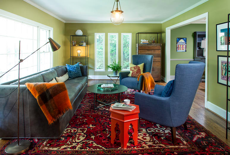 Стильный дизайн: большая изолированная гостиная комната в стиле фьюжн с зелеными стенами и паркетным полом среднего тона без камина, телевизора - последний тренд