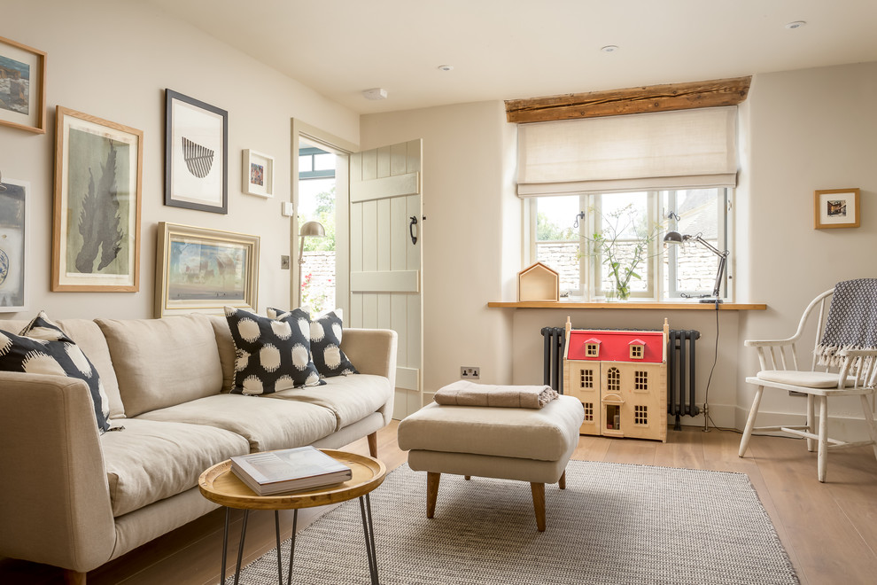 Mittelgroßes, Repräsentatives, Offenes Country Wohnzimmer mit beiger Wandfarbe und braunem Boden in Gloucestershire