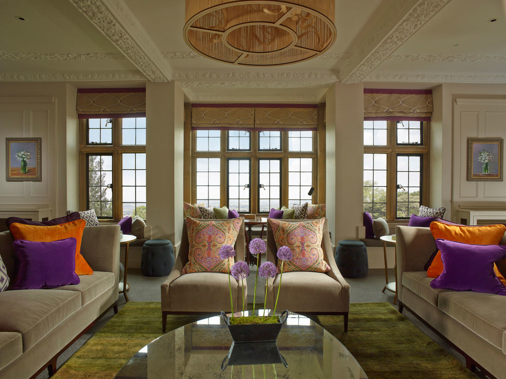 Großes, Repräsentatives Klassisches Wohnzimmer ohne Kamin mit beiger Wandfarbe und Teppichboden in Sonstige