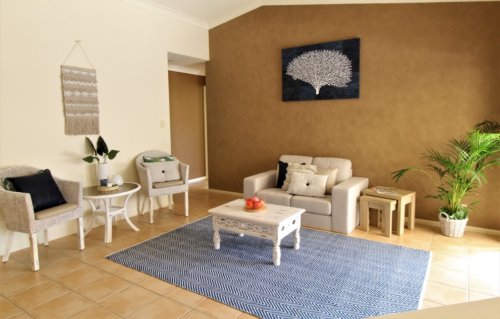 Источник вдохновения для домашнего уюта: изолированная гостиная комната в морском стиле с коричневыми стенами и бежевым полом