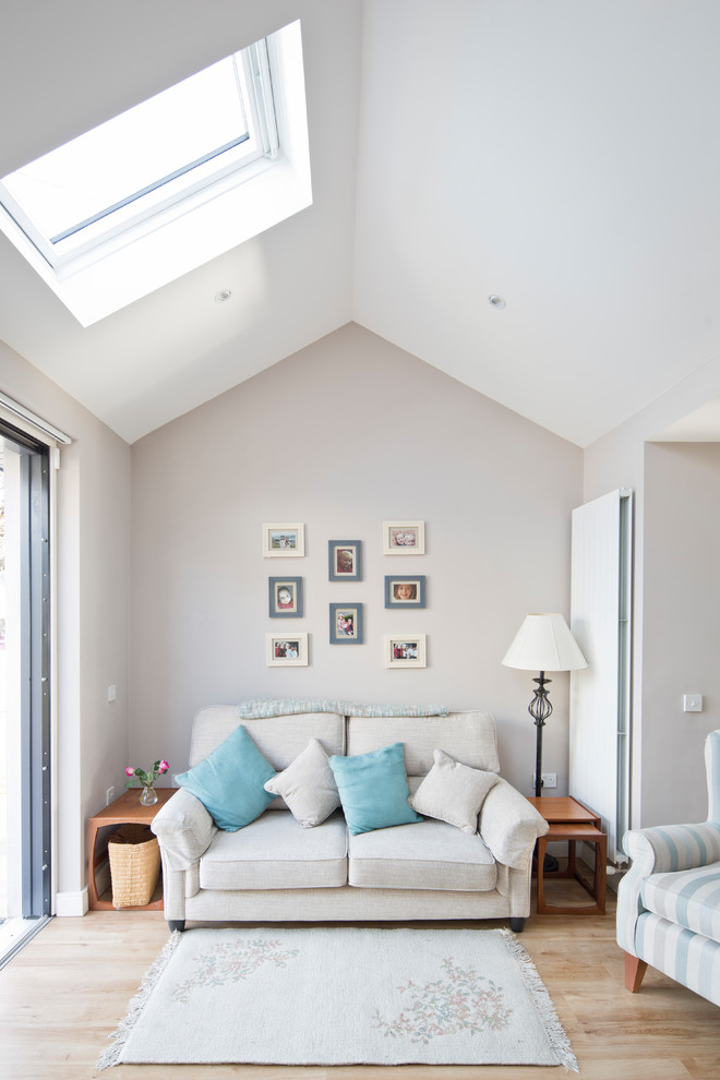 Esempio di un piccolo soggiorno country con pareti beige, parquet chiaro e pavimento beige