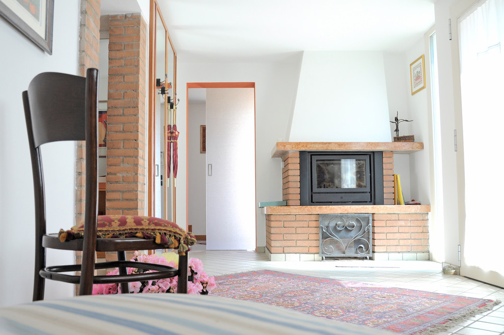 Ispirazione per un soggiorno mediterraneo di medie dimensioni con pareti beige e pavimento con piastrelle in ceramica