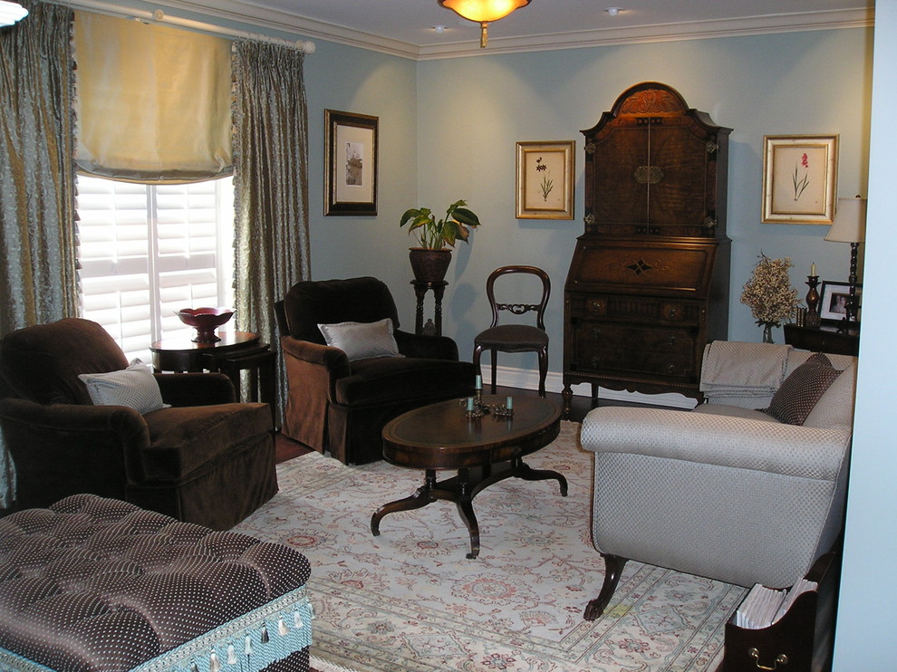 Ejemplo de salón cerrado clásico de tamaño medio con paredes azules y suelo de madera oscura