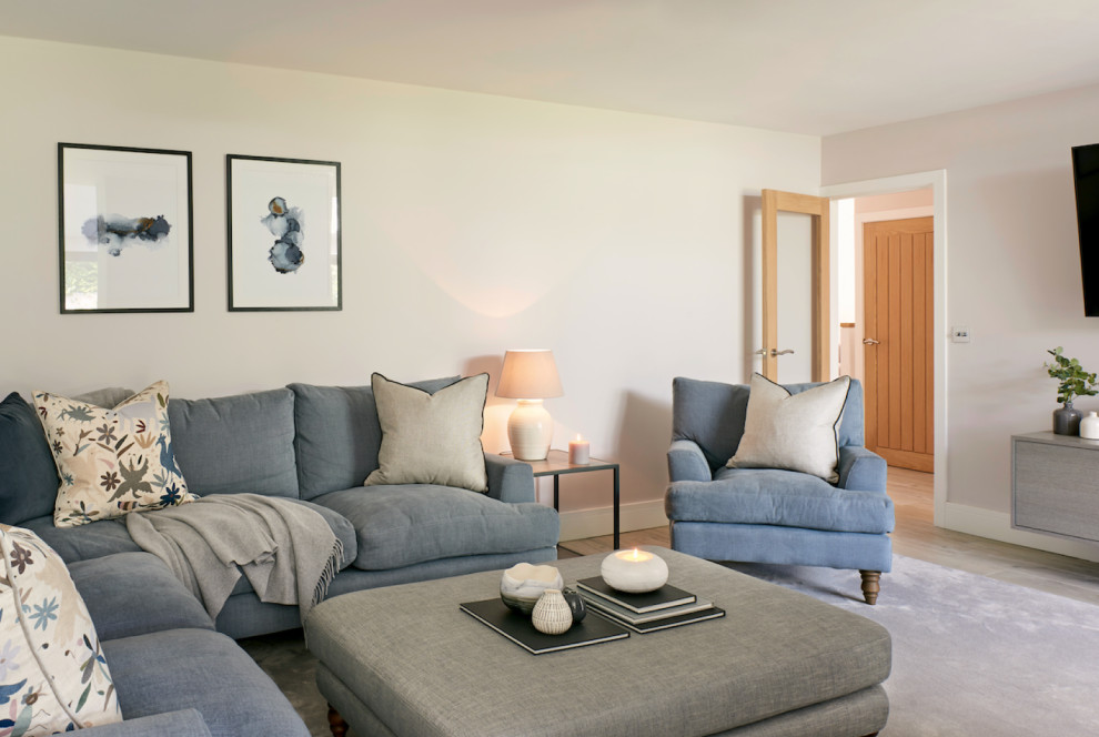 Immagine di un soggiorno minimal di medie dimensioni e aperto con parquet chiaro, camino bifacciale e TV a parete