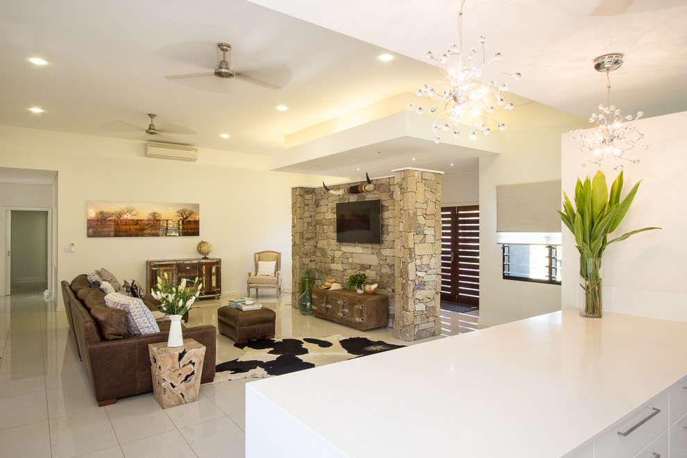 Großes, Offenes Country Wohnzimmer ohne Kamin mit weißer Wandfarbe, Porzellan-Bodenfliesen und TV-Wand in Dunedin