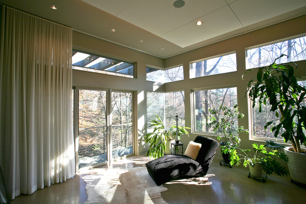 Großes Modernes Wohnzimmer mit Betonboden, grauem Boden und beiger Wandfarbe in Baltimore