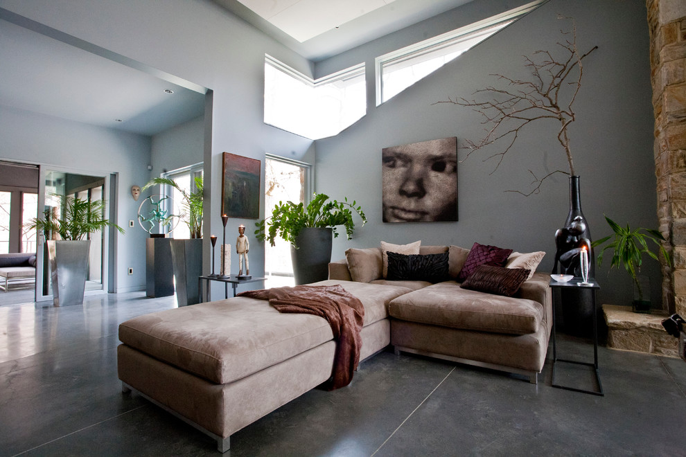 Fernseherloses, Offenes, Geräumiges Eklektisches Wohnzimmer mit grauer Wandfarbe, Betonboden, Kamin, Kaminumrandung aus Stein und grauem Boden in Baltimore