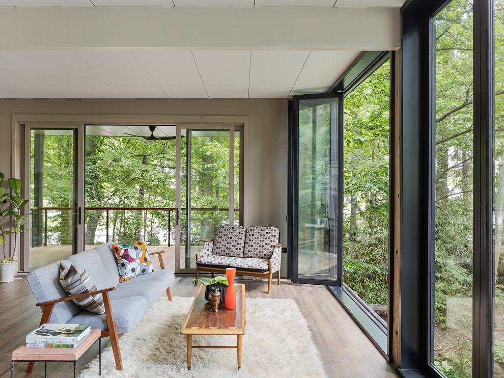 Esempio di un soggiorno minimalista di medie dimensioni con parquet chiaro