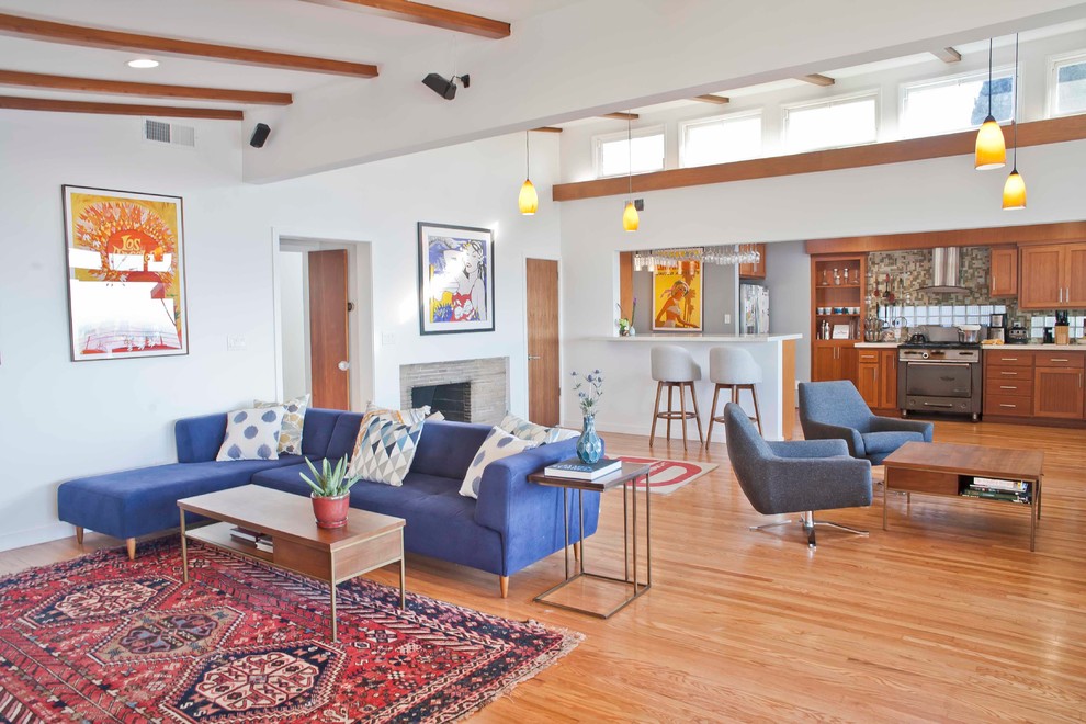 Foto di un grande soggiorno minimalista con pareti bianche e pavimento in legno massello medio