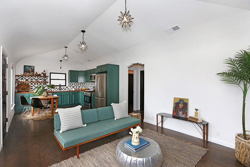 Kleines Mediterranes Wohnzimmer im Loft-Stil mit weißer Wandfarbe, braunem Holzboden, Kamin und Kaminumrandung aus Backstein in Los Angeles