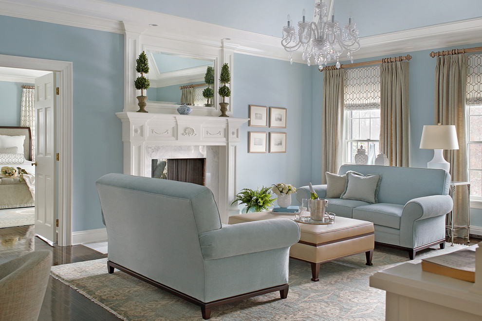 Foto di un soggiorno classico con pareti blu, parquet scuro, camino classico e pavimento marrone