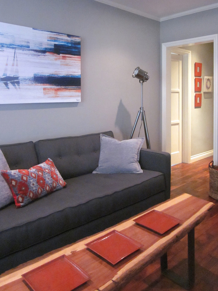 Exempel på ett litet modernt separat vardagsrum, med en fristående TV, grå väggar och mörkt trägolv