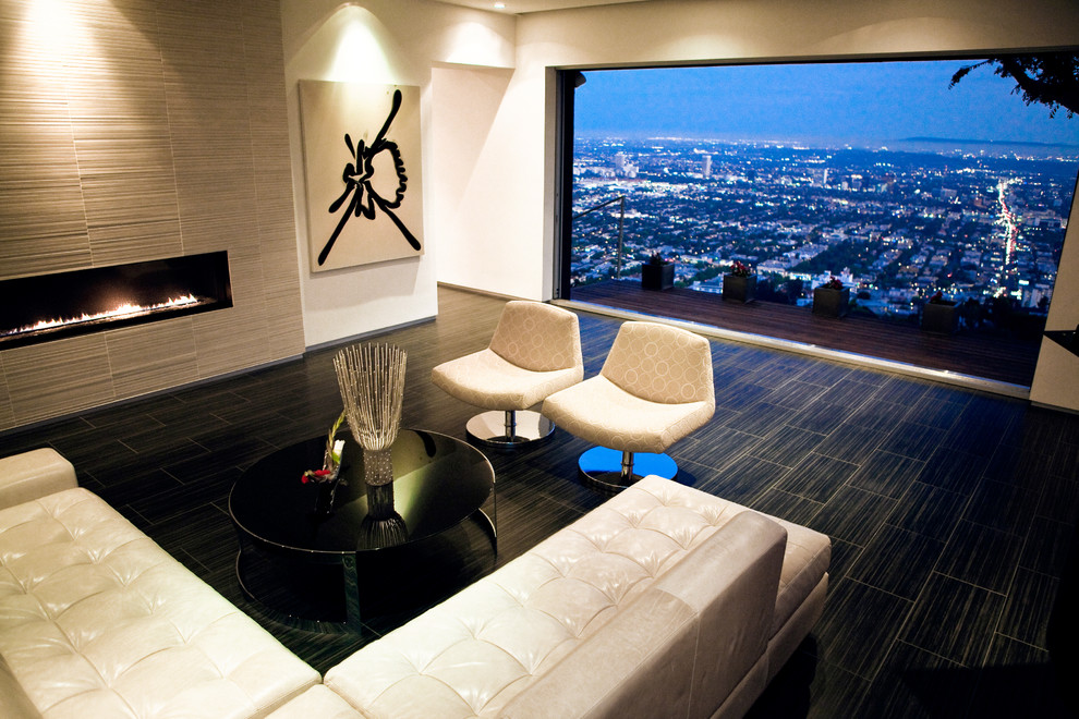 Стильный дизайн: гостиная комната в современном стиле с горизонтальным камином без телевизора - последний тренд
