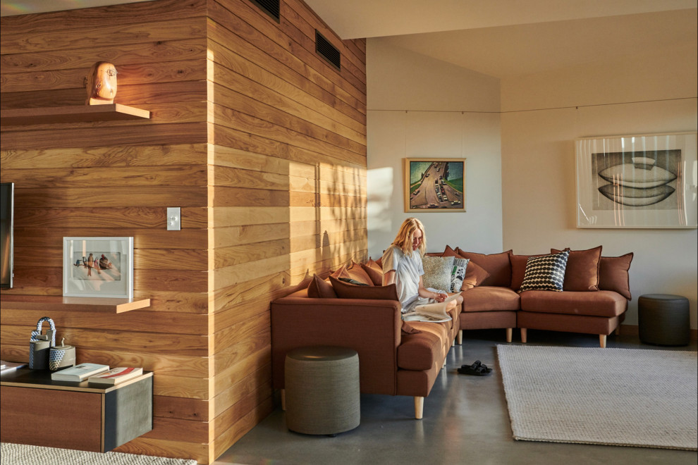 Kleines, Offenes Modernes Wohnzimmer mit Betonboden, grauem Boden, beiger Wandfarbe und Holzwänden in Perth