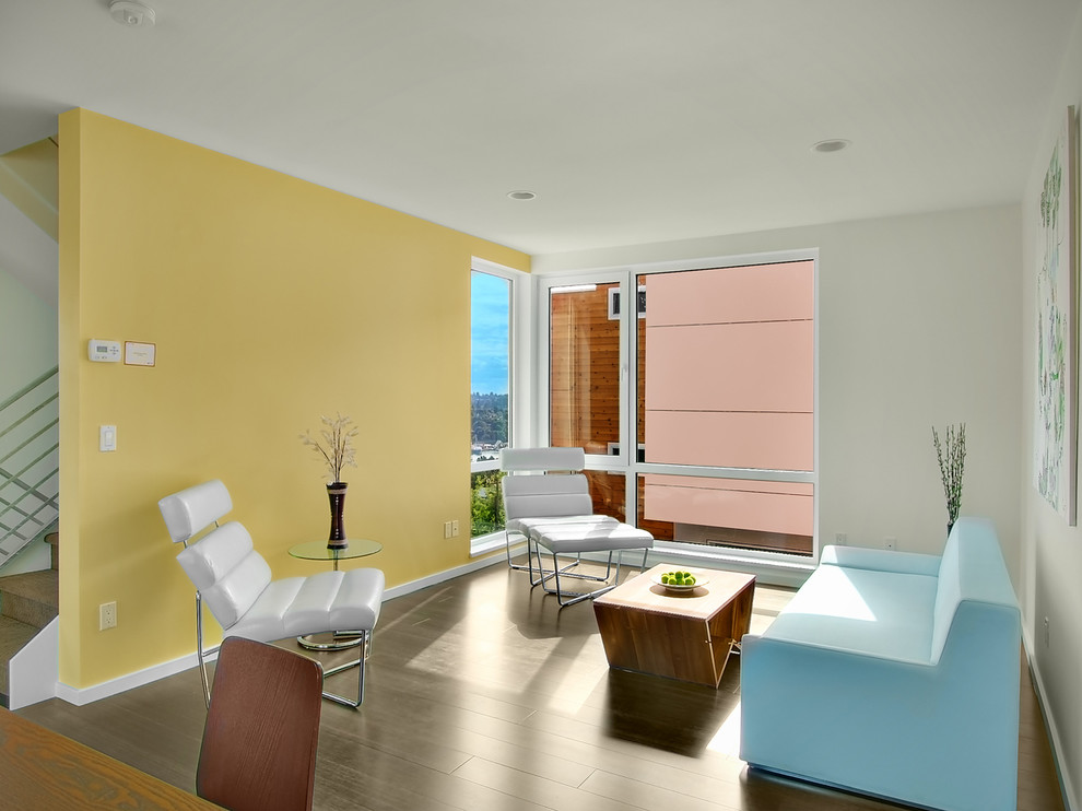Cette image montre un salon design de taille moyenne avec un mur jaune.