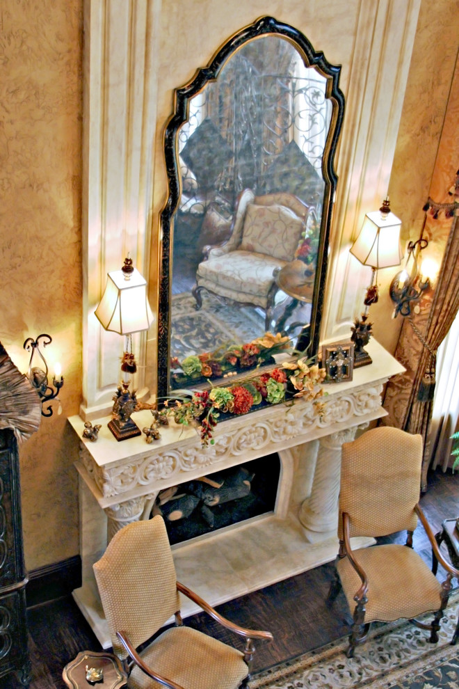 Modelo de salón para visitas abierto tradicional grande con todas las chimeneas