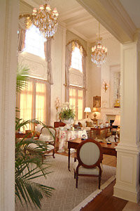 Geräumiges, Repräsentatives, Offenes Mediterranes Wohnzimmer mit beiger Wandfarbe, braunem Holzboden, Kamin und Kaminumrandung aus Stein in Las Vegas