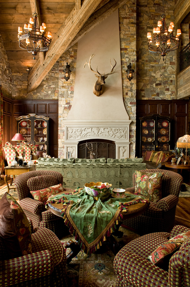 Aménagement d'un salon méditerranéen ouvert avec une salle de réception, un sol en bois brun et un manteau de cheminée en pierre.