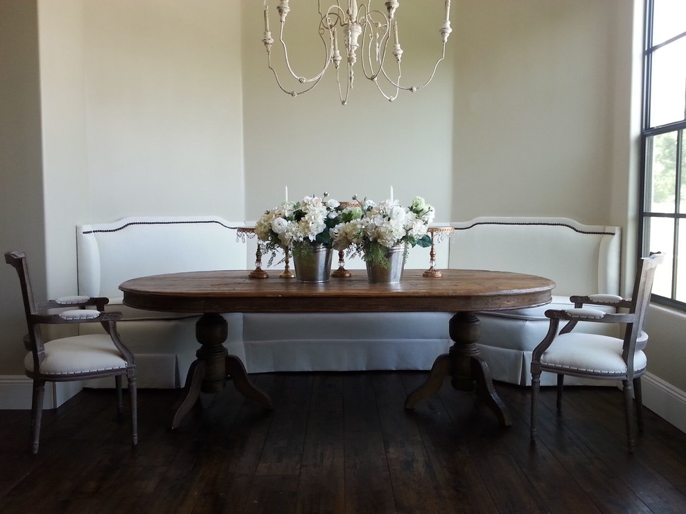 Esempio di una sala da pranzo aperta verso la cucina rustica di medie dimensioni con pareti beige, parquet scuro e nessun camino