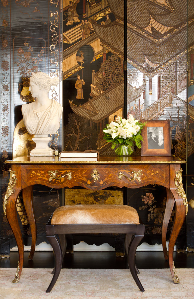 Photo of a traditional living room in Los Angeles.