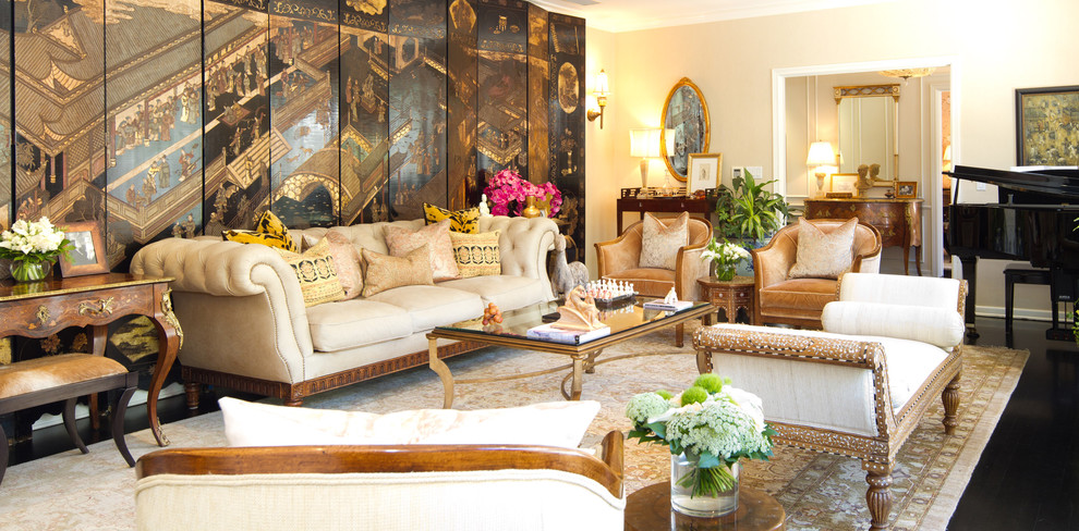 Foto de salón con rincón musical clásico con paredes beige