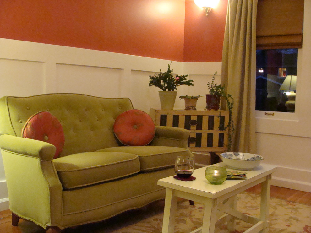 На фото: маленькая гостиная комната в стиле шебби-шик для на участке и в саду