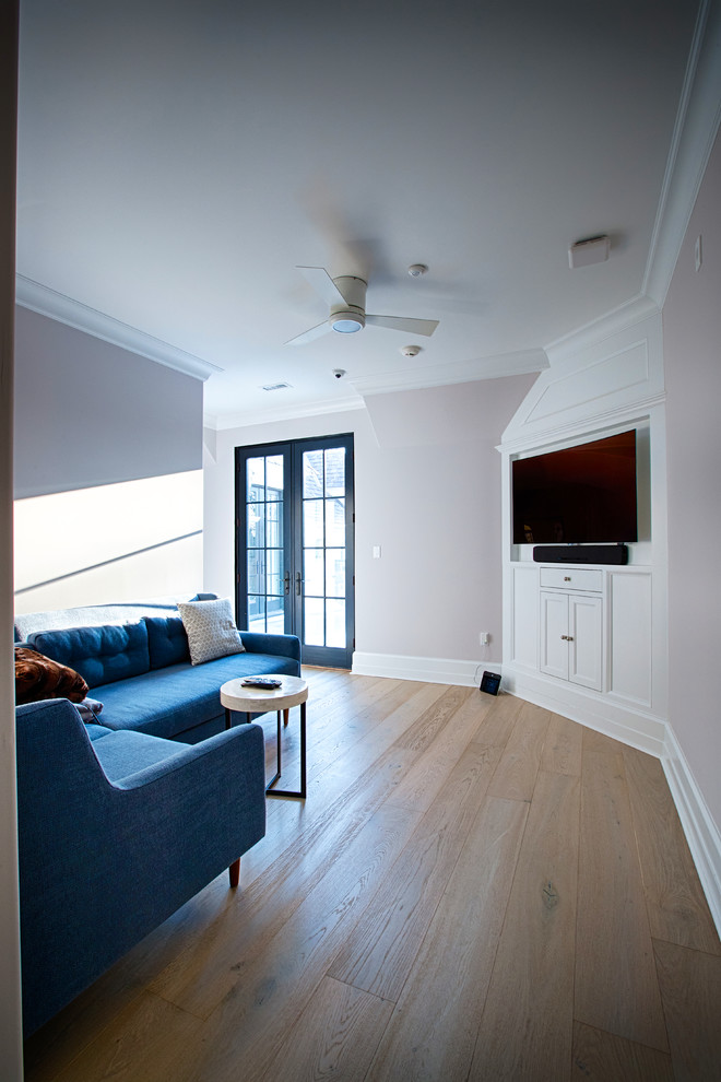 Mittelgroßes, Abgetrenntes Klassisches Wohnzimmer ohne Kamin mit beiger Wandfarbe, braunem Holzboden, TV-Wand und braunem Boden in New York