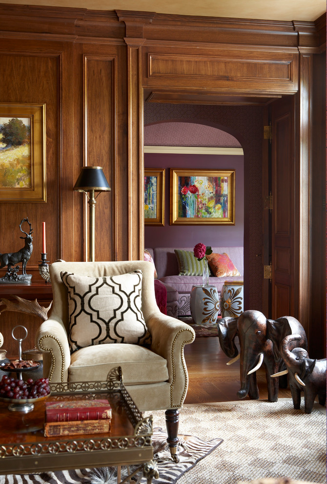 Abgetrenntes Klassisches Wohnzimmer mit brauner Wandfarbe, braunem Holzboden, Kamin und Kaminumrandung aus Stein in New York