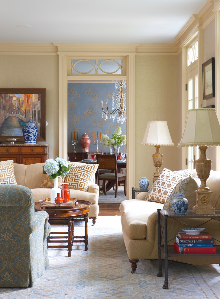 Esempio di un soggiorno con sala formale, pareti beige e pavimento in legno massello medio