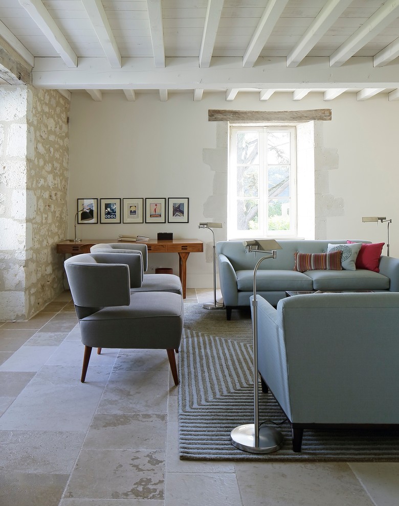 Ejemplo de salón para visitas de estilo de casa de campo grande sin chimenea con paredes beige