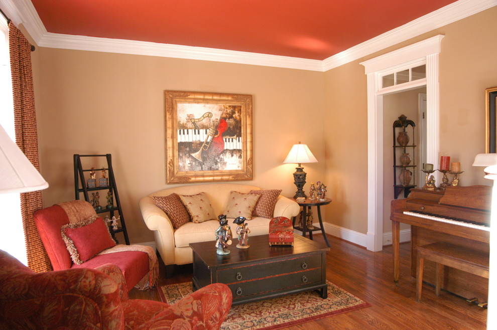 Imagen de salón con rincón musical cerrado clásico de tamaño medio sin chimenea y televisor con paredes beige y suelo de madera en tonos medios