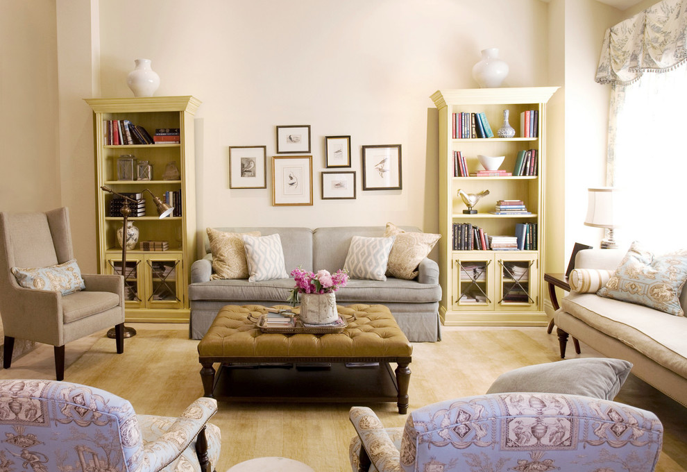 Mittelgroßes, Repräsentatives, Offenes Klassisches Wohnzimmer ohne Kamin mit beiger Wandfarbe und Teppichboden in Los Angeles