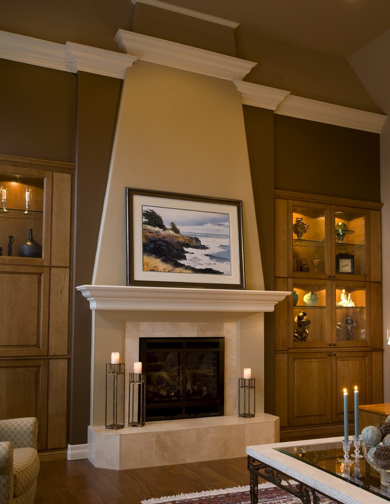 Свежая идея для дизайна: гостиная комната в классическом стиле с коричневыми стенами и акцентной стеной - отличное фото интерьера
