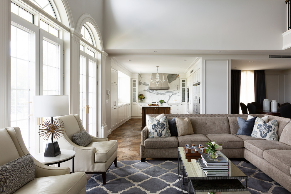 Immagine di un grande soggiorno chic aperto con sala formale, pareti bianche, pavimento in legno massello medio e pavimento marrone