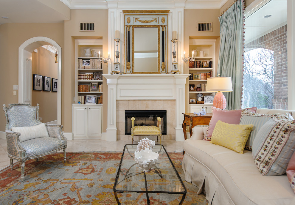 Idee per un soggiorno tradizionale con pareti beige e pavimento beige