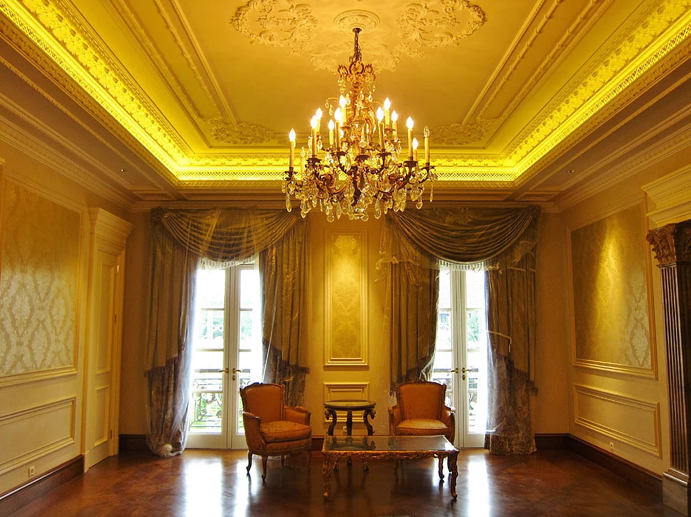Пример оригинального дизайна: большая парадная, изолированная гостиная комната в викторианском стиле с бежевыми стенами и коричневым полом без камина, телевизора