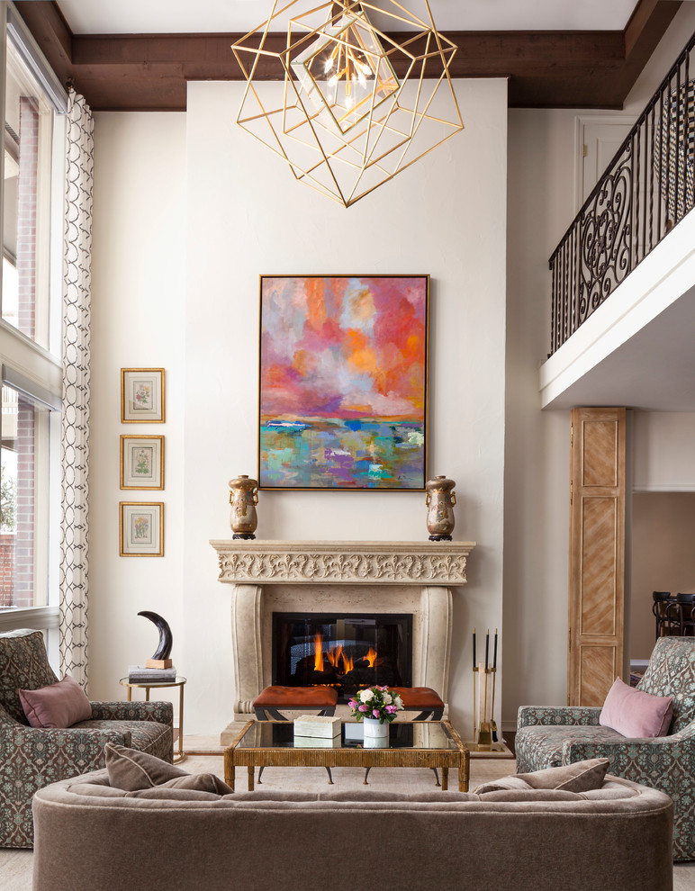 Cette photo montre un salon éclectique ouvert avec un mur blanc, un sol en bois brun, une cheminée double-face, un manteau de cheminée en pierre, aucun téléviseur et un sol marron.