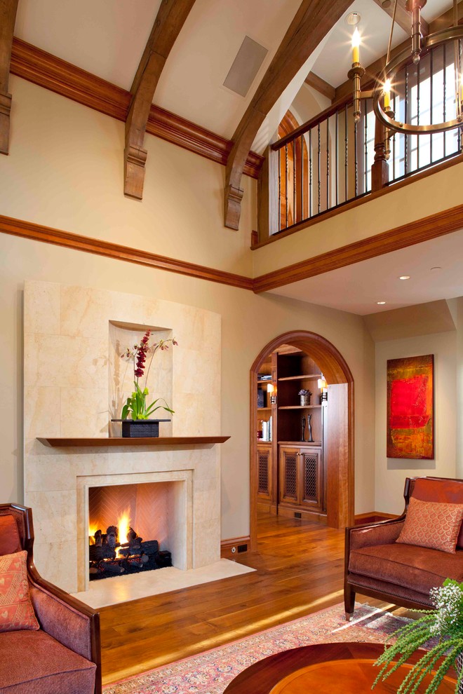 Repräsentatives Mediterranes Wohnzimmer mit beiger Wandfarbe, braunem Holzboden und Kamin in San Francisco