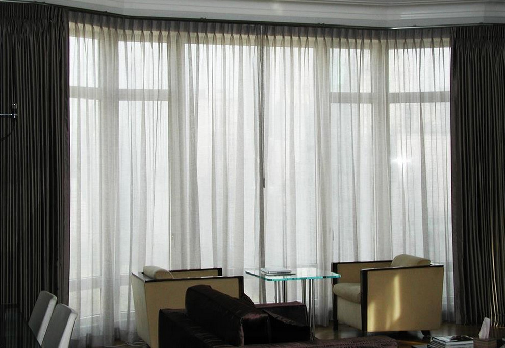 Пример оригинального дизайна: большая парадная, открытая гостиная комната в современном стиле с белыми стенами и светлым паркетным полом без камина, телевизора