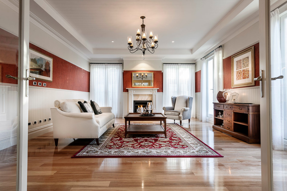 Идея дизайна: гостиная комната в классическом стиле с красными стенами