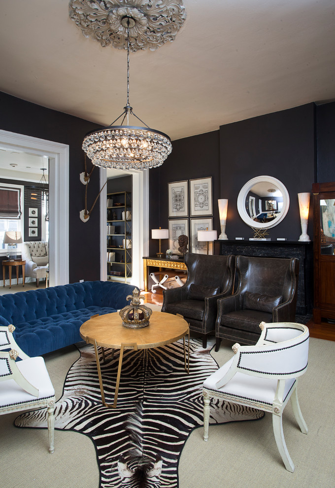 Идея дизайна: парадная, изолированная гостиная комната в стиле неоклассика (современная классика) с черными стенами и синим диваном