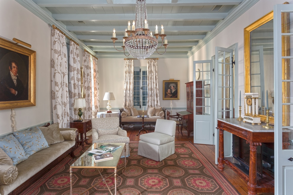 На фото: изолированная гостиная комната в классическом стиле с красивыми шторами без телевизора с