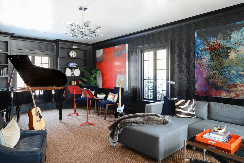 Idee per un soggiorno tradizionale chiuso con sala della musica, pareti nere e moquette