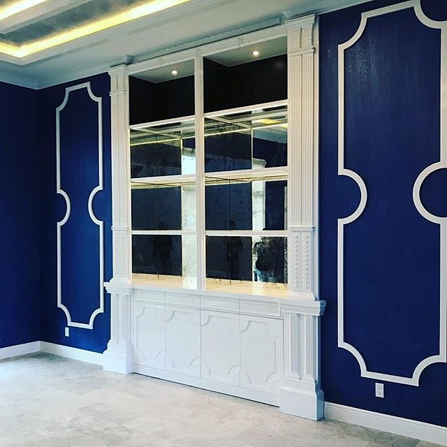 Foto di un grande soggiorno contemporaneo aperto con sala formale, pareti blu, camino classico, cornice del camino in pietra e nessuna TV