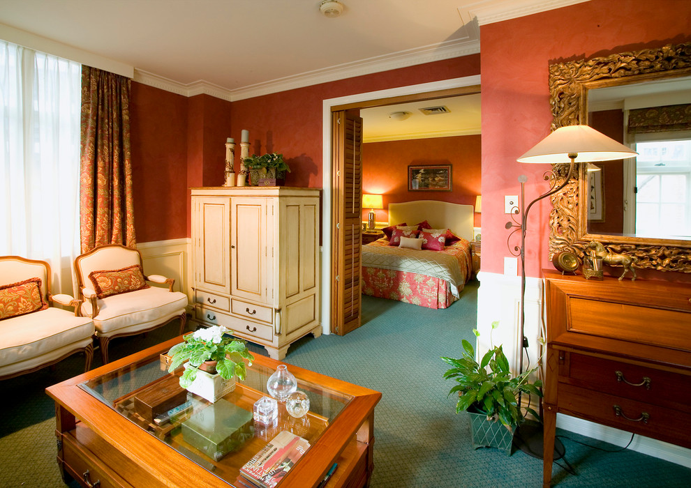 Идея дизайна: открытая гостиная комната среднего размера в классическом стиле с красными стенами, ковровым покрытием и красивыми шторами