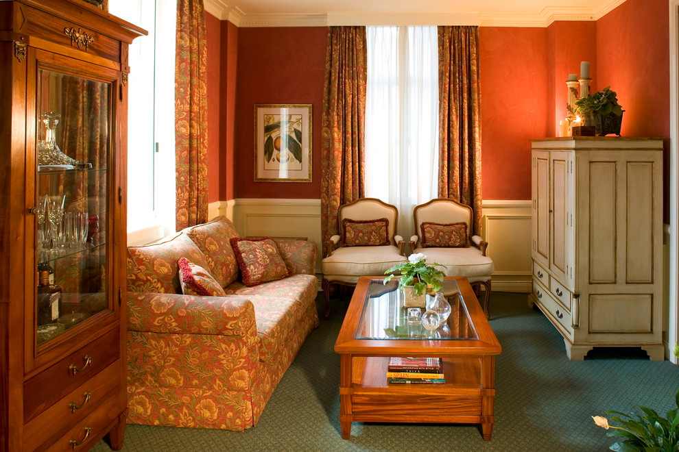 Пример оригинального дизайна: гостиная комната в классическом стиле с красными стенами и красивыми шторами