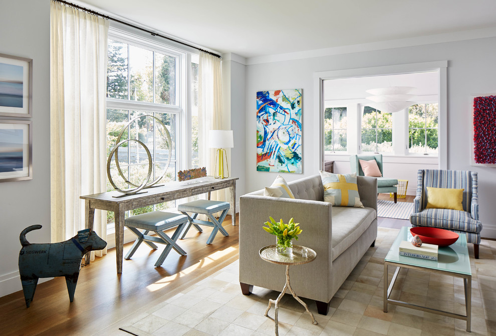 Mittelgroßes, Repräsentatives, Fernseherloses, Abgetrenntes Klassisches Wohnzimmer mit grauer Wandfarbe, braunem Holzboden und braunem Boden in San Francisco