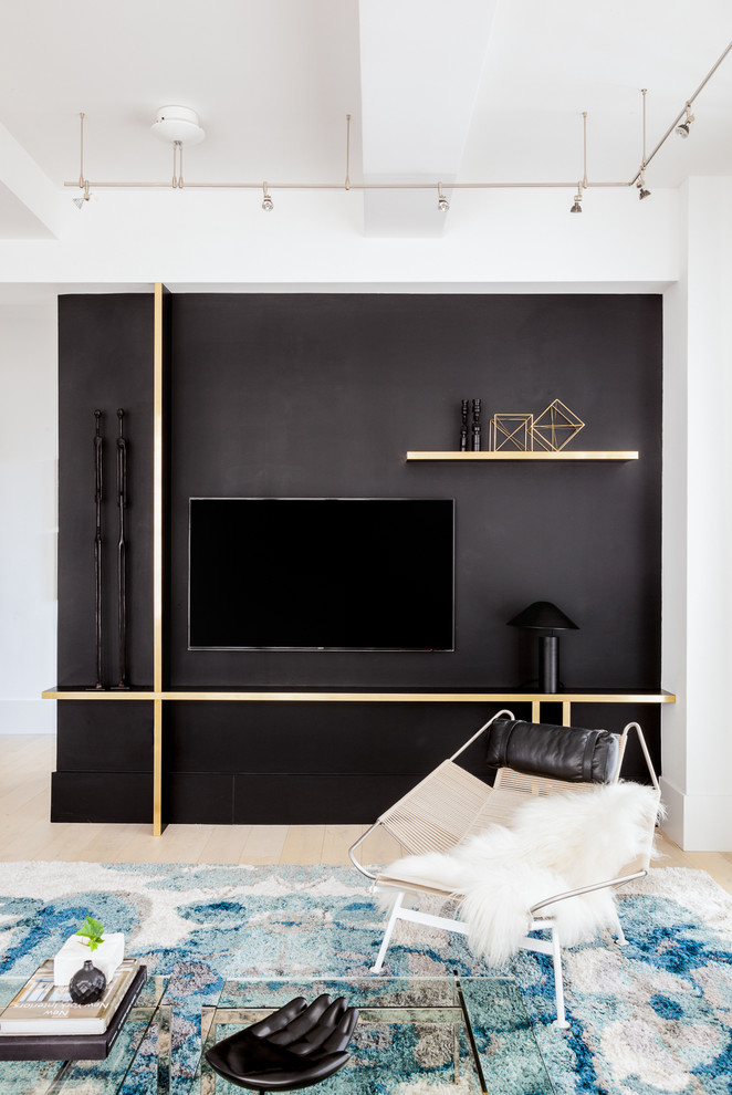Bild på ett stort funkis loftrum, med svarta väggar, ljust trägolv och en väggmonterad TV
