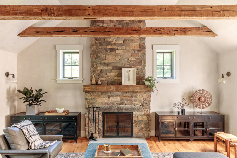 Landhaus Wohnzimmer mit grauer Wandfarbe, braunem Holzboden, Kamin und braunem Boden in Boston